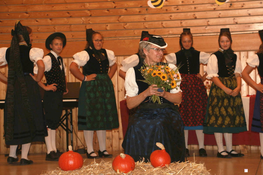 Regina Schmid wurde als langjährige Tanzleiterin auf dem Erntedankabend 2018 in der Hochfirsthalle Kappel verabschiedet. Sie legt damit ihr Amt nieder, doch mit den Tanzgruppen geht es weiter; Nachfolgerinnen für dieses Amt sind schon gefunden.